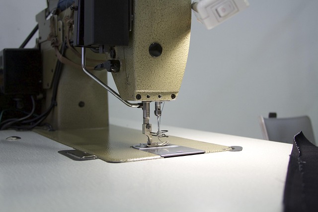 industrial sewing machine hands heavy fabric
